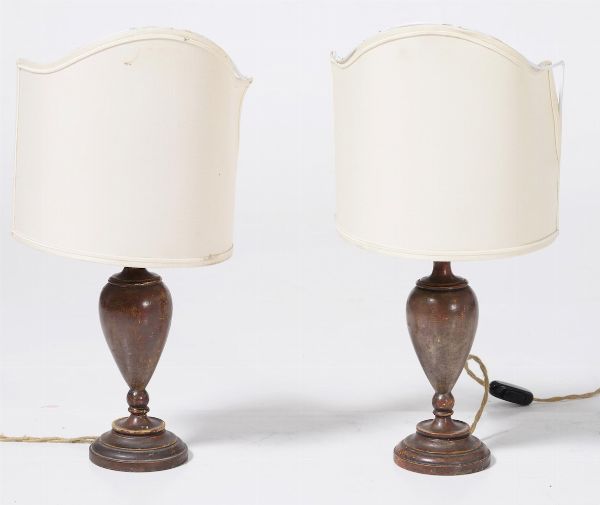 Coppia di lampade in legno dipinto. XX secolo  - Asta Antiquariato Luglio | Cambi Time - Associazione Nazionale - Case d'Asta italiane