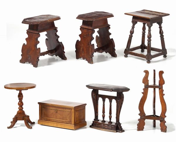 Lotto composto da tre sgabelli, un tavolino, un tavolino tondo, una piccola cassapanca, e una base portavaso  - Asta Antiquariato Luglio | Cambi Time - Associazione Nazionale - Case d'Asta italiane