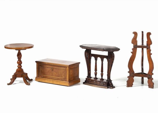 Lotto composto da tre sgabelli, un tavolino, un tavolino tondo, una piccola cassapanca, e una base portavaso  - Asta Antiquariato Luglio | Cambi Time - Associazione Nazionale - Case d'Asta italiane