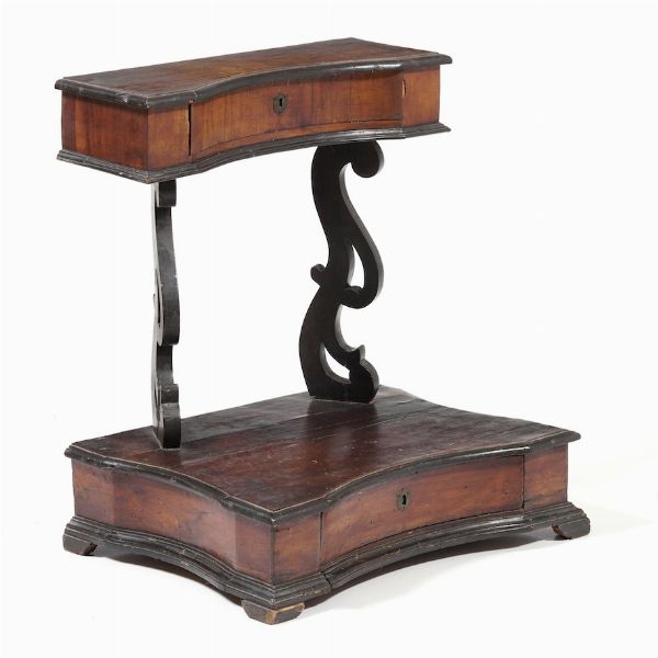 Inginocchiatoio lastronato in noce. Toscana, XVIII secolo  - Asta Antiquariato Luglio | Cambi Time - Associazione Nazionale - Case d'Asta italiane