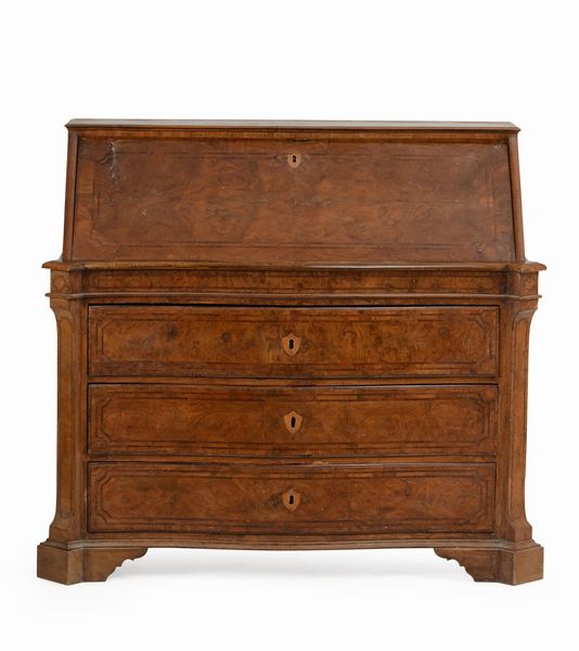 Cassettone a ribalta in noce e radica di noce con intarsi a profilature. Napoli, met XVIII secolo  - Asta Antiquariato Luglio | Cambi Time - Associazione Nazionale - Case d'Asta italiane