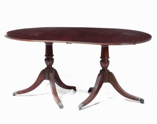 Tavolo in mogano e sei sedie in stile. Inghilterra XIX-XX secolo  - Asta Antiquariato Luglio | Cambi Time - Associazione Nazionale - Case d'Asta italiane