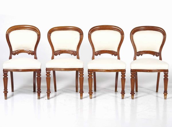 Tavolo in mogano e sei sedie in stile. Inghilterra XIX-XX secolo  - Asta Antiquariato Luglio | Cambi Time - Associazione Nazionale - Case d'Asta italiane
