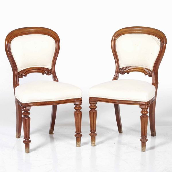 Tavolo in mogano e sei sedie in stile. Inghilterra XIX-XX secolo  - Asta Antiquariato Luglio | Cambi Time - Associazione Nazionale - Case d'Asta italiane