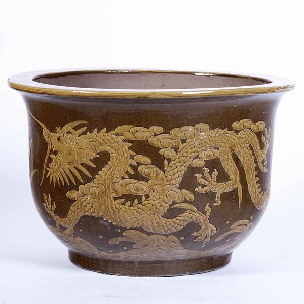 Grande portavaso smaltato con decorazioni orientali con draghi in rilievo  - Asta Antiquariato Luglio | Cambi Time - Associazione Nazionale - Case d'Asta italiane