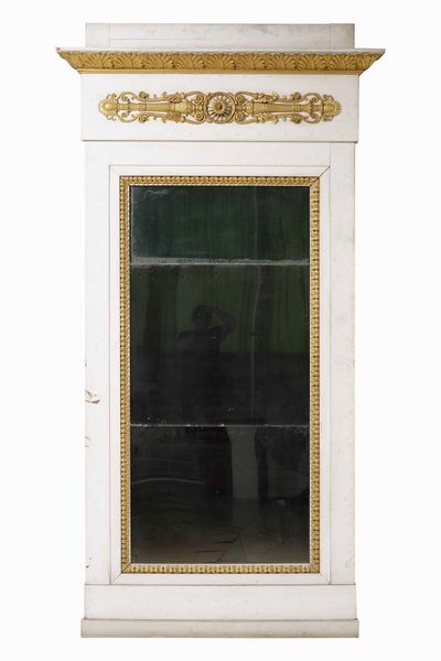 Coppia di consolles con specchiere in legno intagliato, laccato e dorato. XVIII-XIX secolo  - Asta Antiquariato Luglio | Cambi Time - Associazione Nazionale - Case d'Asta italiane