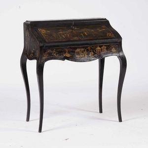 Scrittoio da centro decorato a chinoiserie su lacca nera. Probabilmente Inghilterra, XIX secolo  - Asta Antiquariato Luglio | Cambi Time - Associazione Nazionale - Case d'Asta italiane