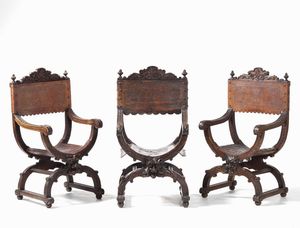 Gruppo di sei sedie tipo Savonarola in legno intagliato e cuoio inciso  - Asta Antiquariato Luglio | Cambi Time - Associazione Nazionale - Case d'Asta italiane