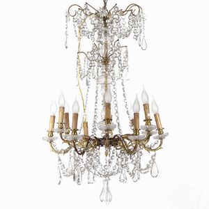 Coppia di lampadari a dodici luci in metallo dorato e pendenti in cristalli. XIX-XX secolo  - Asta Antiquariato Luglio | Cambi Time - Associazione Nazionale - Case d'Asta italiane