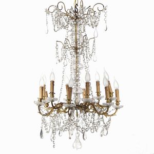 Coppia di lampadari a dodici luci in metallo dorato e pendenti in cristalli. XIX-XX secolo  - Asta Antiquariato Luglio | Cambi Time - Associazione Nazionale - Case d'Asta italiane