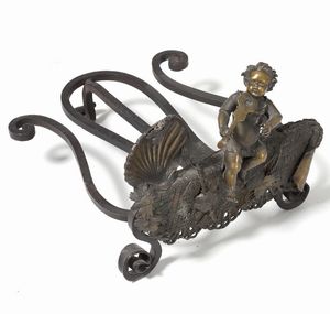 Alare da camino (?) in bronzo decorato con putto musicante e valva di conchiglia  - Asta Antiquariato Luglio | Cambi Time - Associazione Nazionale - Case d'Asta italiane