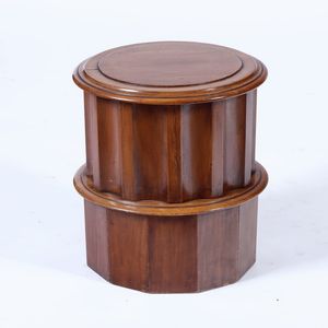 Lotto composto da un divano a due posti secolo XX e una base in legno in forma di mezza colonne  - Asta Antiquariato Luglio | Cambi Time - Associazione Nazionale - Case d'Asta italiane