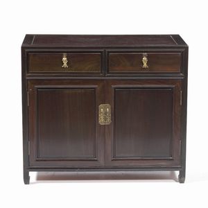 Credenza a due ante, Cina XX secolo  - Asta Antiquariato Luglio | Cambi Time - Associazione Nazionale - Case d'Asta italiane