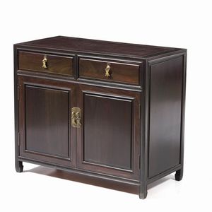 Credenza a due ante, Cina XX secolo  - Asta Antiquariato Luglio | Cambi Time - Associazione Nazionale - Case d'Asta italiane
