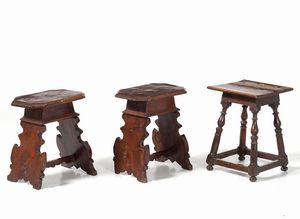 Lotto composto da tre sgabelli, un tavolino, un tavolino tondo, una piccola cassapanca, e una base portavaso  - Asta Antiquariato Luglio | Cambi Time - Associazione Nazionale - Case d'Asta italiane