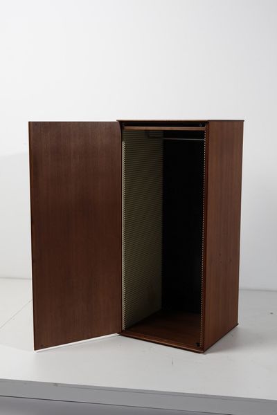 SCARPA AFRA (1937 -2011) & TOBIA (n. 1935) : attribuito. Mobile appendiabiti per Bernini  - Asta Asta 371 | DESIGN E ARTI DECORATIVE DEL NOVECENTO Online - Associazione Nazionale - Case d'Asta italiane