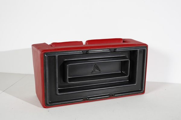 LANDELS WILLIE (n. 1928) : Divano con coppia di poltrone Throw-Away per Zanotta  - Asta Asta 371 | DESIGN E ARTI DECORATIVE DEL NOVECENTO Online - Associazione Nazionale - Case d'Asta italiane