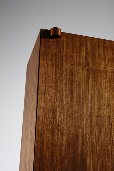 SCARPA AFRA (1937 -2011) & TOBIA (n. 1935) : attribuito. Mobile da soggiorno a colonna per Bernini  - Asta Asta 371 | DESIGN E ARTI DECORATIVE DEL NOVECENTO Online - Associazione Nazionale - Case d'Asta italiane