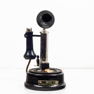 James B. Beam, Kentucky Straight Bourbon Decanter Beam's 1904 100 Digit Dial Phone Whiskey Beam 100 months old  - Asta Spirito del tempo  - Associazione Nazionale - Case d'Asta italiane