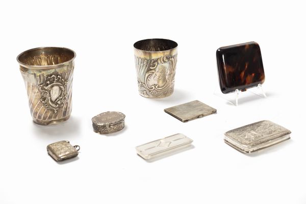 Lotto composto da tre scatoline, un portafoto, un portafiammiferi e due bicchieri in argento; e un portasigarette in bachelite  - Asta Incanti d'Arte - Associazione Nazionale - Case d'Asta italiane