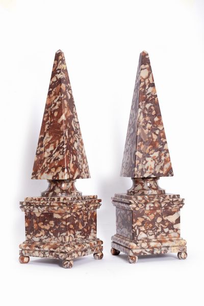 Coppia di piccoli obelischi in marmo, secolo XX  - Asta Incanti d'Arte - Associazione Nazionale - Case d'Asta italiane