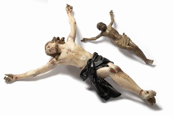 Lotto composto da due antichi crocifissi in legno laccato policromo  - Asta Incanti d'Arte - Associazione Nazionale - Case d'Asta italiane
