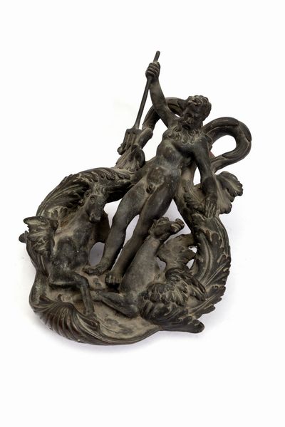 Antico e grande battente in bronzo raffigurante Nettuno con cavalli marini  - Asta Incanti d'Arte - Associazione Nazionale - Case d'Asta italiane