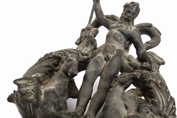 Antico e grande battente in bronzo raffigurante Nettuno con cavalli marini  - Asta Incanti d'Arte - Associazione Nazionale - Case d'Asta italiane