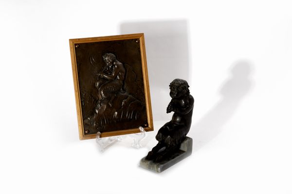 Lotto composto da una scultura in bronzo a patina scura raffigurante faunetto; e da una placchetta con bassorilievo in bronzo a patina scura raffigurante fauno, inizi secolo XX  - Asta Incanti d'Arte - Associazione Nazionale - Case d'Asta italiane