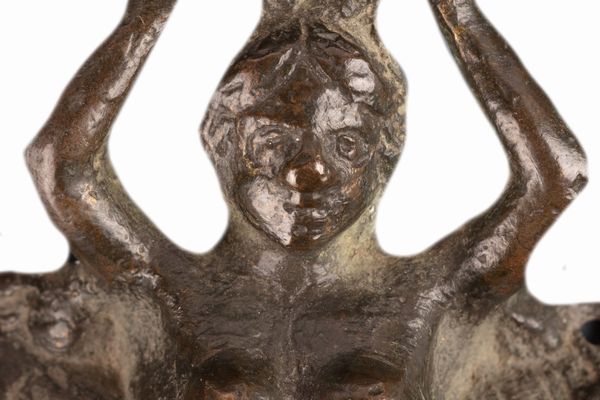 Lotto composto da cinque antichi oggetti in bronzo: tre maniglie e due porta candele  - Asta Incanti d'Arte - Associazione Nazionale - Case d'Asta italiane