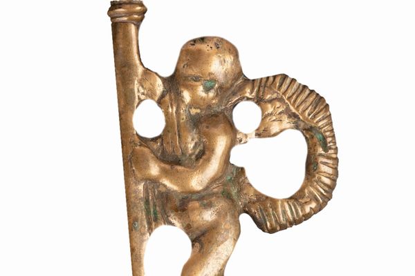 Lotto composto da cinque antichi oggetti in bronzo: tre maniglie e due porta candele  - Asta Incanti d'Arte - Associazione Nazionale - Case d'Asta italiane