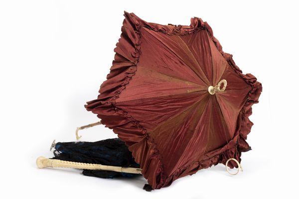 Lotto composto da due ombrellini da bambola con prese in osso, e uno da passeggio con presa a forma di cane, secolo XIX  - Asta Incanti d'Arte - Associazione Nazionale - Case d'Asta italiane