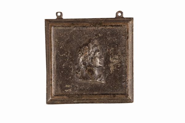 Antica placca quadrata in ferro con profilo di imperatore  - Asta Incanti d'Arte - Associazione Nazionale - Case d'Asta italiane