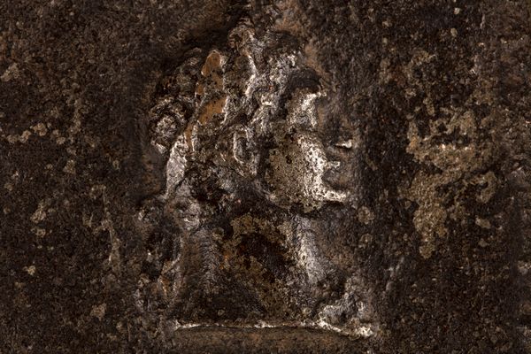 Antica placca quadrata in ferro con profilo di imperatore  - Asta Incanti d'Arte - Associazione Nazionale - Case d'Asta italiane