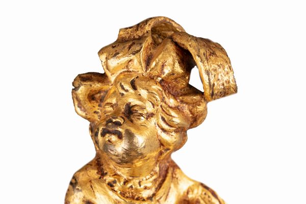 Piccola scultura in bronzo dorato raffigurante giovane paggetto con cappello piumato, secoli XVII - XVIII  - Asta Incanti d'Arte - Associazione Nazionale - Case d'Asta italiane