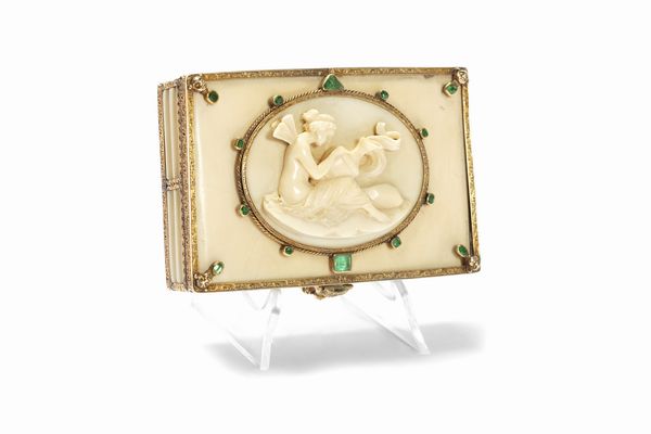 Piccola scatola in osso con montatura in oro e smeraldi, fine secolo XIX - inizi secolo XX  - Asta Incanti d'Arte - Associazione Nazionale - Case d'Asta italiane