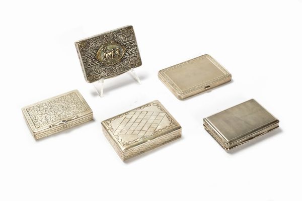 Lotto composto da quattro portapillole e un portasigarette in argento  - Asta Incanti d'Arte - Associazione Nazionale - Case d'Asta italiane