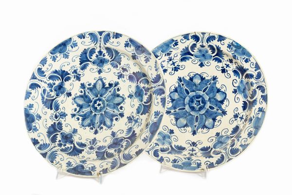 Coppia di antichi piatti in ceramica bianca e blu a motivi floreali  - Asta Incanti d'Arte - Associazione Nazionale - Case d'Asta italiane