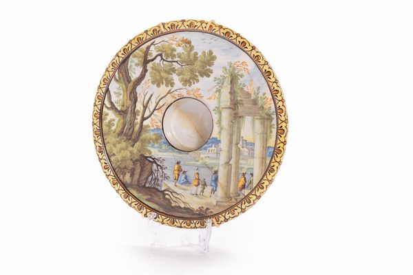 Piattino in maiolica policroma di Castelli, secolo XVIII  - Asta Incanti d'Arte - Associazione Nazionale - Case d'Asta italiane