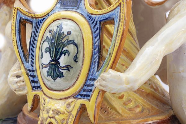 Vaso a due corpi in maiolica istoriata con scene mitologiche, fine secolo XIX  - Asta Incanti d'Arte - Associazione Nazionale - Case d'Asta italiane