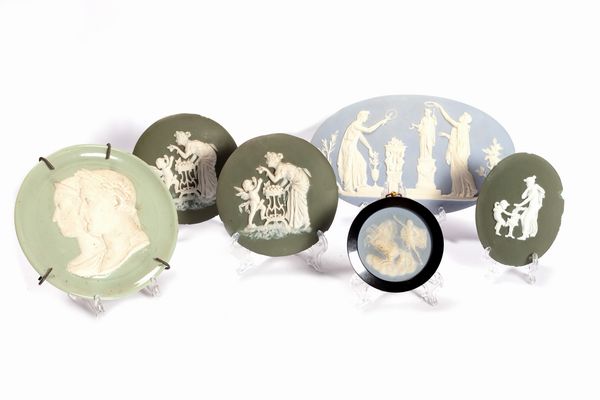 Lotto composto da sei placche in biscuit, inizi secolo XX  - Asta Incanti d'Arte - Associazione Nazionale - Case d'Asta italiane