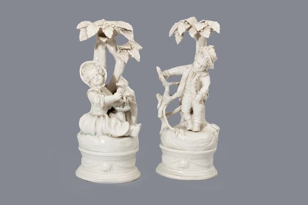 Due sculture in maiolica bianca di Nove di Bassano raffiguranti bimbo e bimba sotto un albero, secolo XVIII  - Asta Incanti d'Arte - Associazione Nazionale - Case d'Asta italiane
