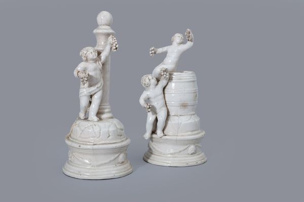 Due sculture in maiolica bianca di Nove di Bassano raffiguranti bacchini, secolo XVIII  - Asta Incanti d'Arte - Associazione Nazionale - Case d'Asta italiane