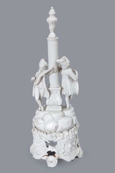 Gruppo scultoreo in maiolica bianca di Nove di Bassano raffigurante due musici appoggiati a una colonna, secolo XVIII  - Asta Incanti d'Arte - Associazione Nazionale - Case d'Asta italiane