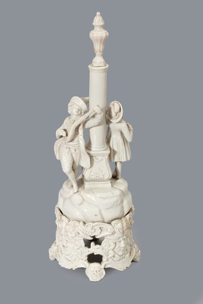 Gruppo scultoreo in maiolica bianca di Nove di Bassano raffigurante due musici appoggiati a una colonna, secolo XVIII  - Asta Incanti d'Arte - Associazione Nazionale - Case d'Asta italiane