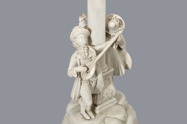 Gruppo scultoreo in maiolica bianca di Nove di Bassano raffigurante due musici appoggiati a una colonna, secolo XVIII  - Asta Incanti d'Arte - Associazione Nazionale - Case d'Asta italiane