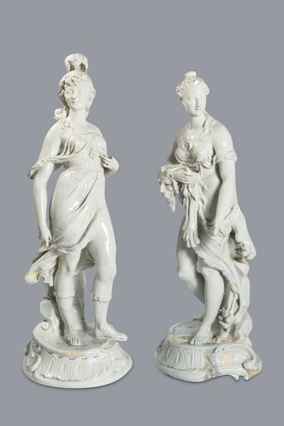 Due sculture in porcellana bianca raffiguranti Atena e Onfale, manifattura di Capodimonte, seconda met del secolo XIX  - Asta Incanti d'Arte - Associazione Nazionale - Case d'Asta italiane