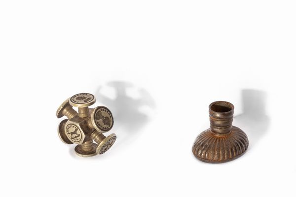 Due sigilli, uno in ferro con stemma nobiliare e motto, e uno multiplo in metallo bianco con otto facce, Inghilterra secoli XVIII - XIX  - Asta Incanti d'Arte - Associazione Nazionale - Case d'Asta italiane