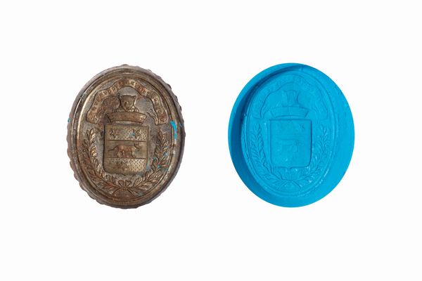 Due sigilli, uno in ferro con stemma nobiliare e motto, e uno multiplo in metallo bianco con otto facce, Inghilterra secoli XVIII - XIX  - Asta Incanti d'Arte - Associazione Nazionale - Case d'Asta italiane