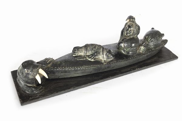 Scultura in ardesia raffigurante Inuit a caccia di foche  - Asta Incanti d'Arte - Associazione Nazionale - Case d'Asta italiane